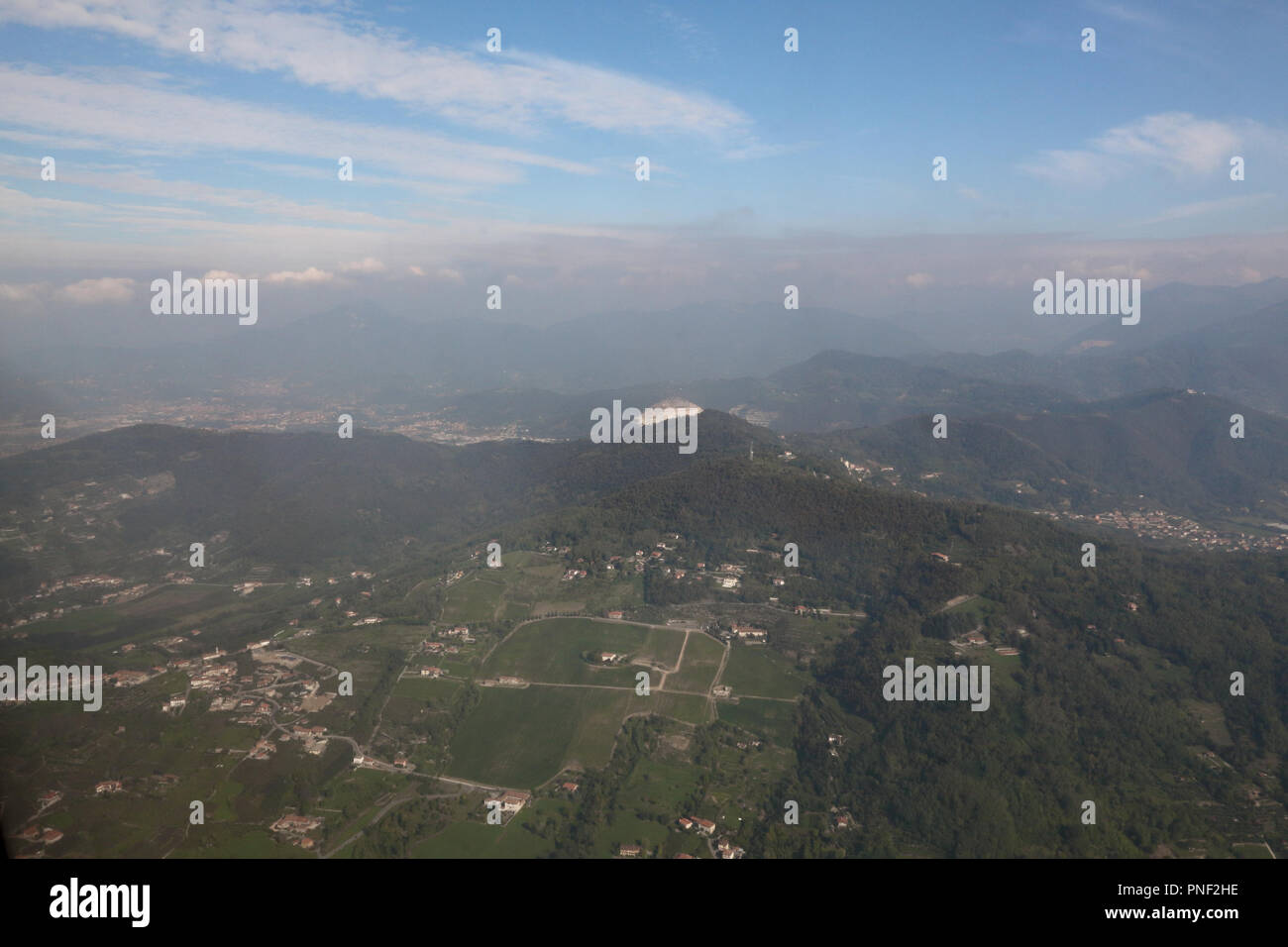 Paysage de la superficie de la vallée du Pô (Plaine Padana) avec les forêts, les montagnes, les champs cultivés et les villes, comme vu d'avion Banque D'Images