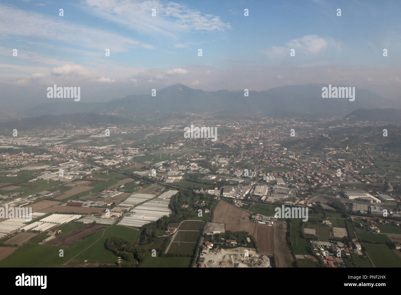 Paysage de la superficie de la vallée du Pô (Plaine Padana) avec les forêts, les montagnes, les champs cultivés et les villes, comme vu d'avion Banque D'Images