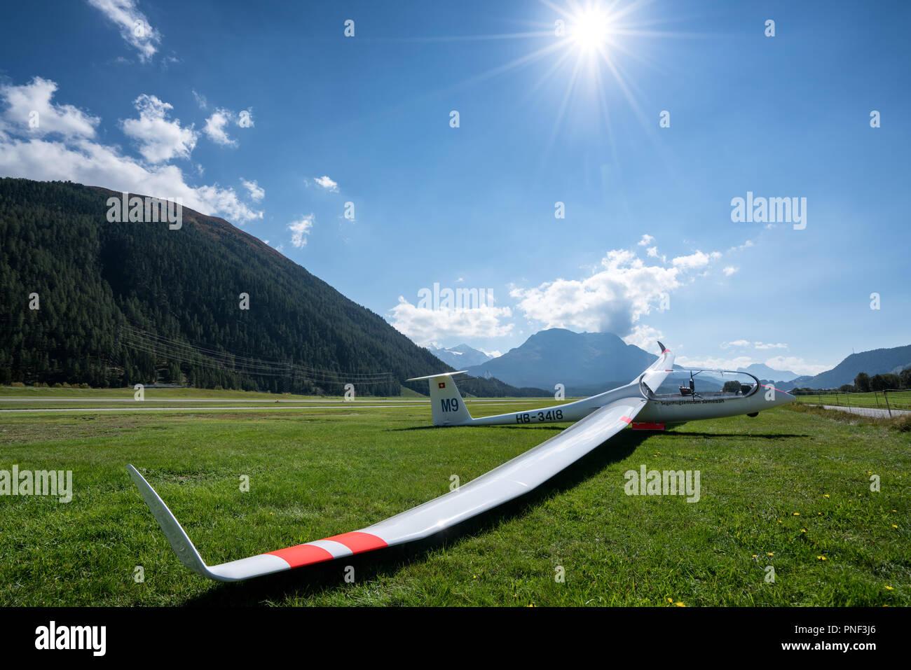 Planeur volant près de Saint-Moritz, en Suisse, l'Europe, l'UNION EUROPÉENNE Banque D'Images