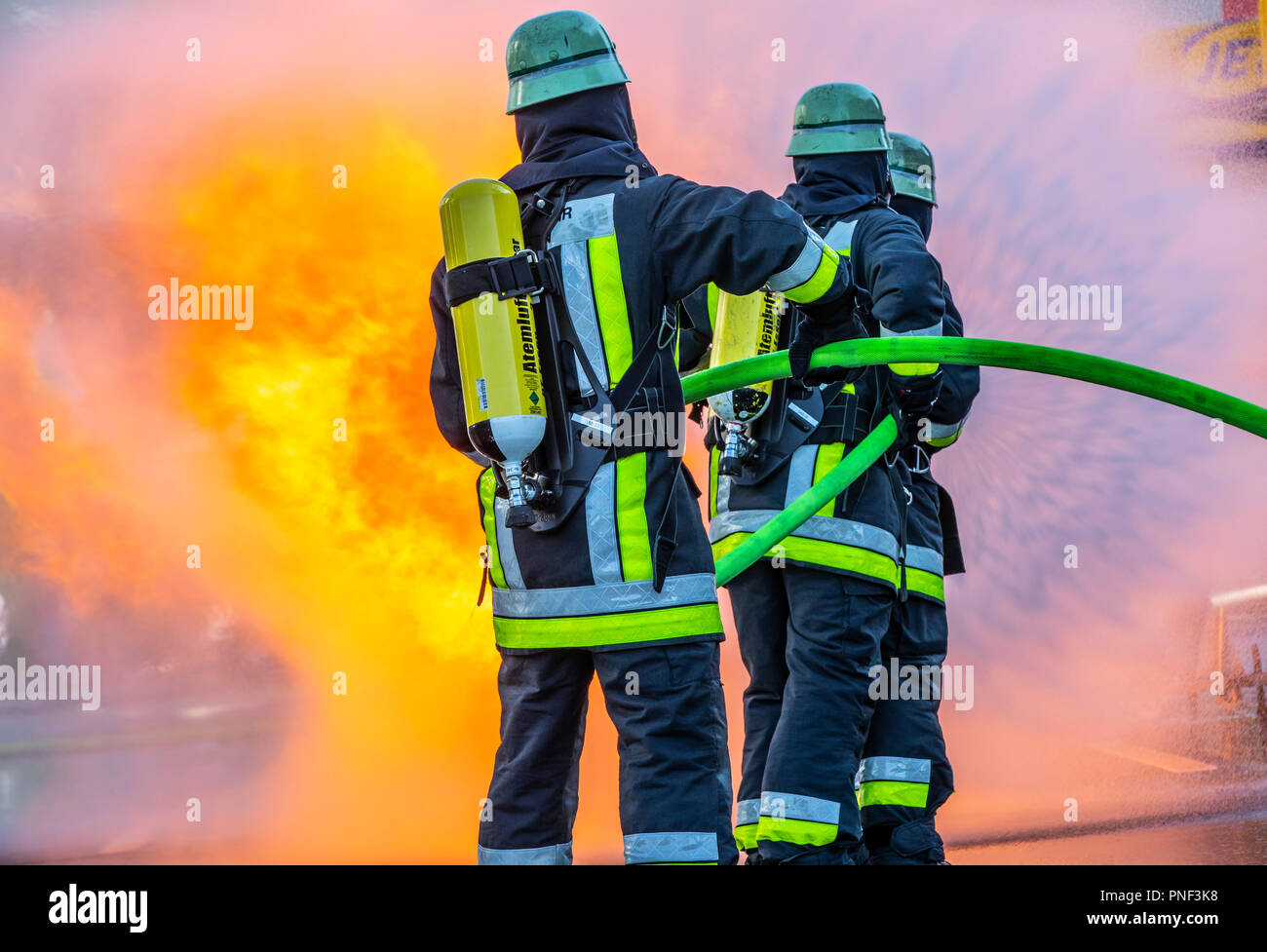 Pompiers en lutte contre l'incendie, l'incendie, l'exercice de simulation d'incendie Les incendies chimiques, Essen, Allemagne Banque D'Images