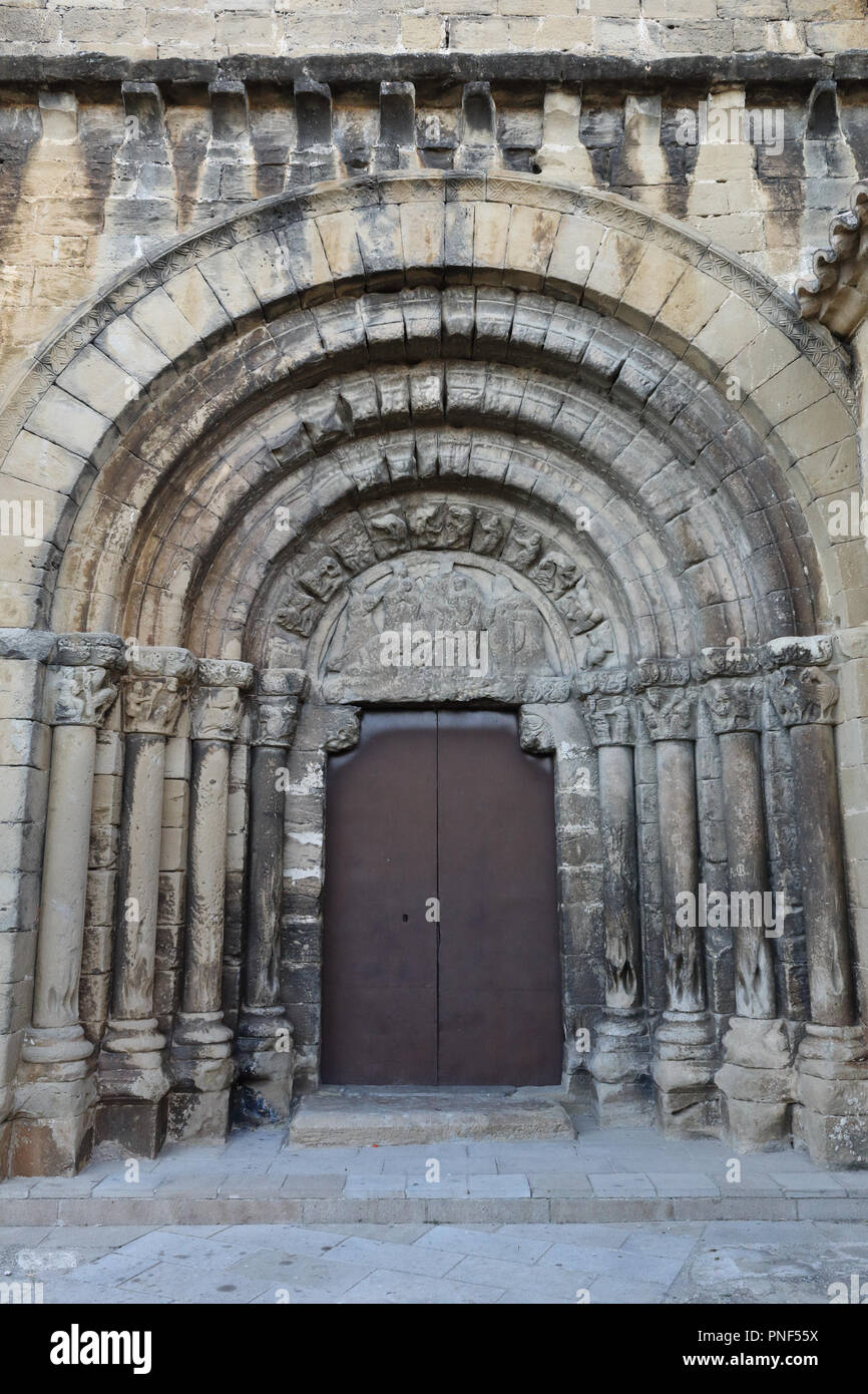La porte romane de l'Église Nicolas de Bari (Iglesia de San Nicolas de Bari), avec des bas-reliefs dans la petite ville rurale de EL Frago, Espagne Banque D'Images