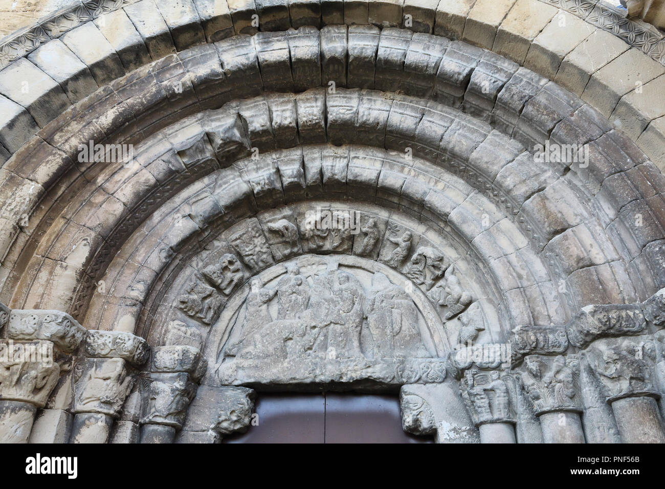 La porte romane de l'Église Nicolas de Bari (Iglesia de San Nicolas de Bari), avec les bas-reliefs typique dans le rural El Frago, Aragon, Espagne Banque D'Images