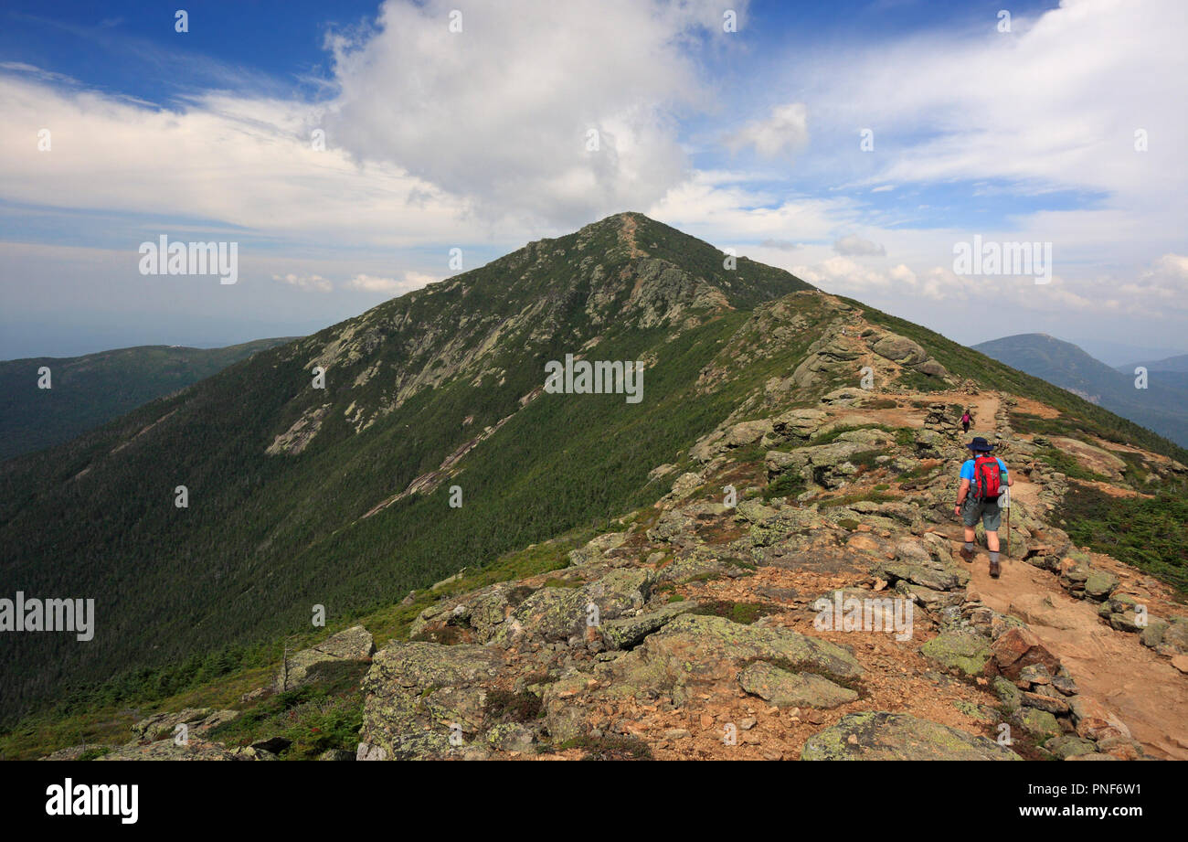 Trekking le long de la Franconie randonneur traverse la crête de la montagne, avec un paysage magnifique arrière-plan. Mont Lafayette, le Mont Lincoln, New Hampshire, USA Banque D'Images