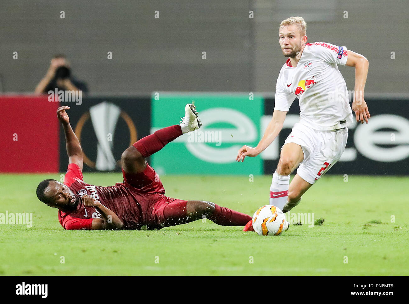 Leipzig, Saxe. Sep 20, 2018. Fußball : Europa League, Gruppenphase, 1. Spieltag : RB Leipzig - RB Salzbourg. Konrad Leipzigs Laimer (r) im Duell mit Salzburgs Reinhold Yabo. Crédit : Jan Woitas/dpa-Zentralbild/dpa/Alamy Live News Banque D'Images