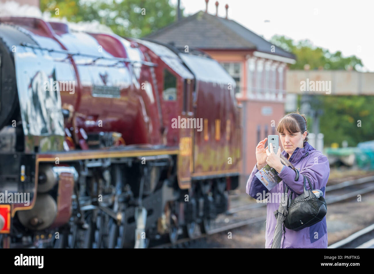 Kidderminster, UK. 21 Septembre, 2018. Deux jours de Severn Valley Railway's Automne Gala à vapeur voit affluer les foules à Kidderminster SVR. Malgré les averses de pluie, les amateurs de trains en toute occasion, de mémoire d'aujourd'hui la capture de ces locomotives à vapeur britannique, notamment la duchesse de Sutherland à la resplendissante dans sa belle livrée rouge. Credit : Lee Hudson/Alamy Live News Banque D'Images