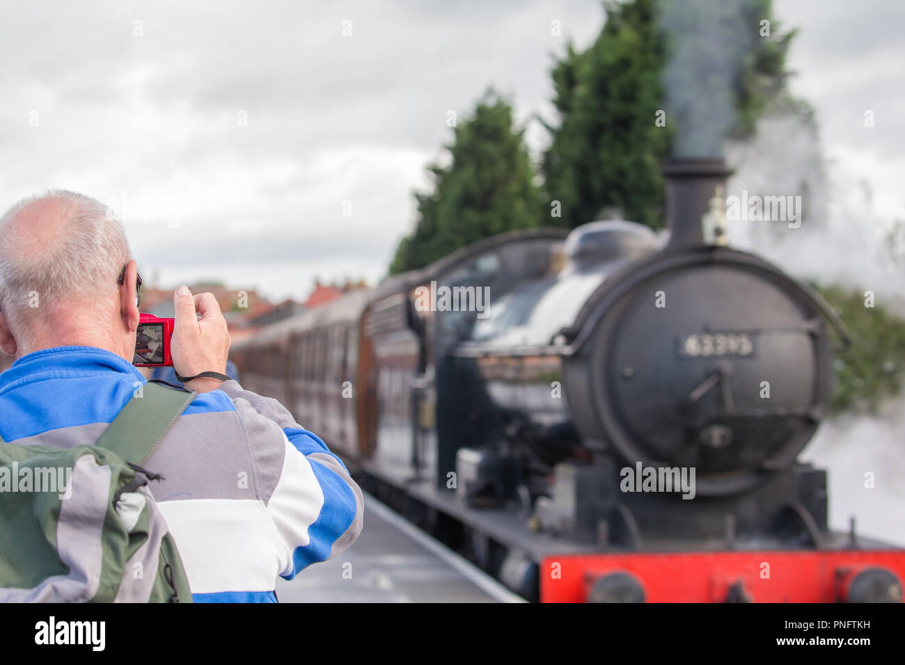 Kidderminster, UK. 21 Septembre, 2018. Deux jours de Severn Valley Railway's Automne Gala à vapeur voit foules excitées s'assemblant Kidderminster SVR. Malgré les averses de pluie, les amateurs de trains en toute occasion, de mémoire d'aujourd'hui la capture de ces locomotives à vapeur en colossal, notamment la duchesse de Sutherland à la resplendissante dans sa belle livrée rouge. Credit : Lee Hudson/Alamy Live News Banque D'Images