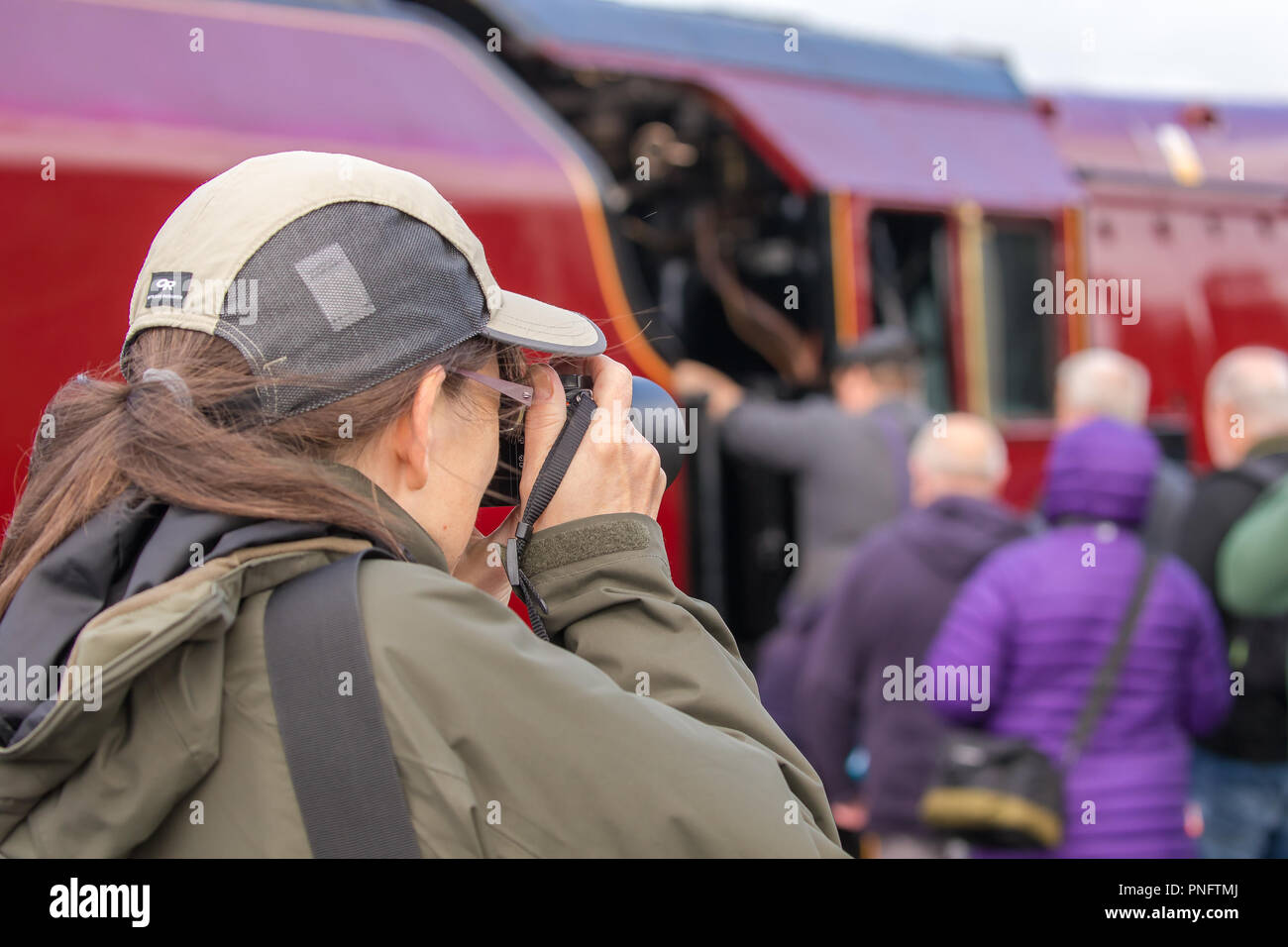 Kidderminster, UK. 21 Septembre, 2018. Deux jours de Severn Valley Railway's Automne Gala vapeur excité trainspotters voit affluer vers la plate-forme à Kidderminster SVR vintage. Malgré les averses de pluie, les amateurs de trains en toute occasion, de se rapprocher le plus possible à ces magnifiques locomotives à vapeur britannique, notamment la duchesse de Sutherland à la resplendissante dans sa belle livrée rouge. Une femme photographe (vue arrière) est vu prendre des photographies de la scène de la plate-forme occupée à ce patrimoine ferroviaire. Credit : Lee Hudson/Alamy Live News Banque D'Images