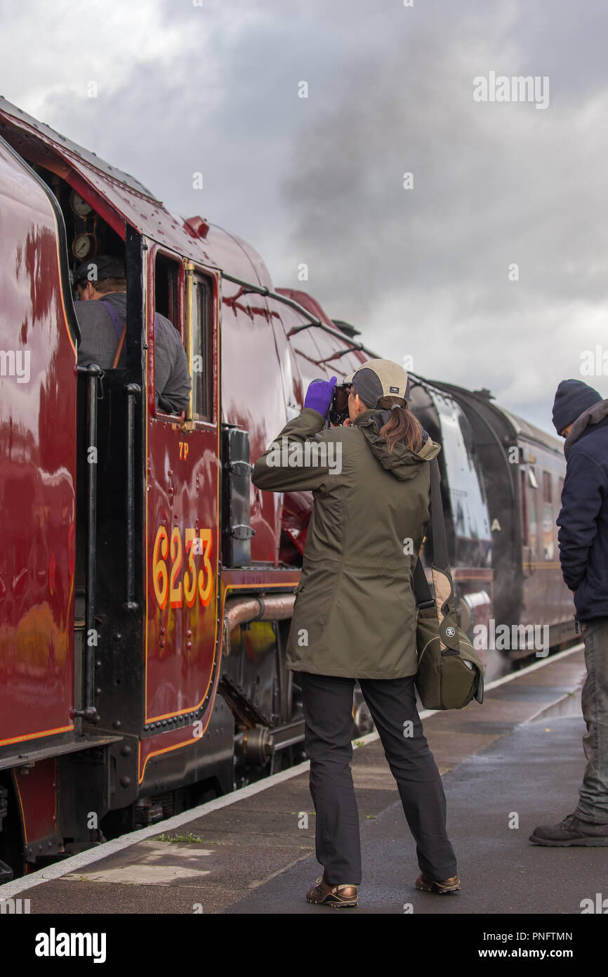 Kidderminster, UK. 21 Septembre, 2018. Deux jours de Severn Valley Railway's Automne Gala à vapeur voit foules excitées s'assemblant Kidderminster SVR. Malgré les averses de pluie, les amateurs de trains en toute occasion, de mémoire d'aujourd'hui la capture de ces locomotives à vapeur en colossal, notamment la duchesse de Sutherland à la resplendissante dans sa belle livrée rouge. Credit : Lee Hudson/Alamy Live News Banque D'Images