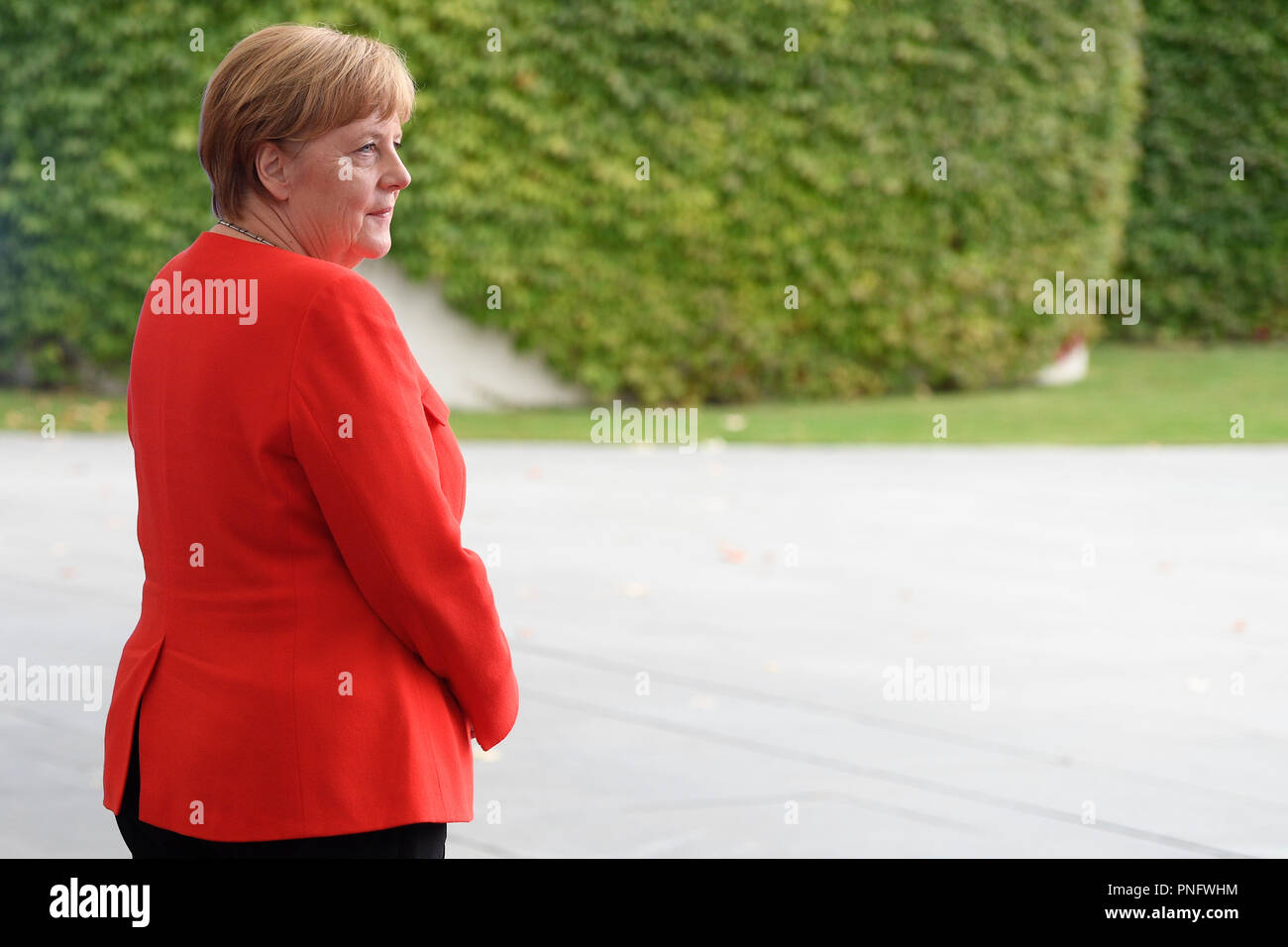 Berlin, Allemagne. Sep 21, 2018. La chancelière allemande Angela Merkel attend que le président tchèque Milos Zeman qui va la rencontrer pour débattre de l'Union européenne, les relations avec les USA et la Russie, de la migration, à l'intérieur de sa visite officielle de l'Allemagne, le vendredi 21 septembre, 2018 à Berlin, Allemagne. Credit : Ondrej Deml/CTK Photo/Alamy Live News Banque D'Images