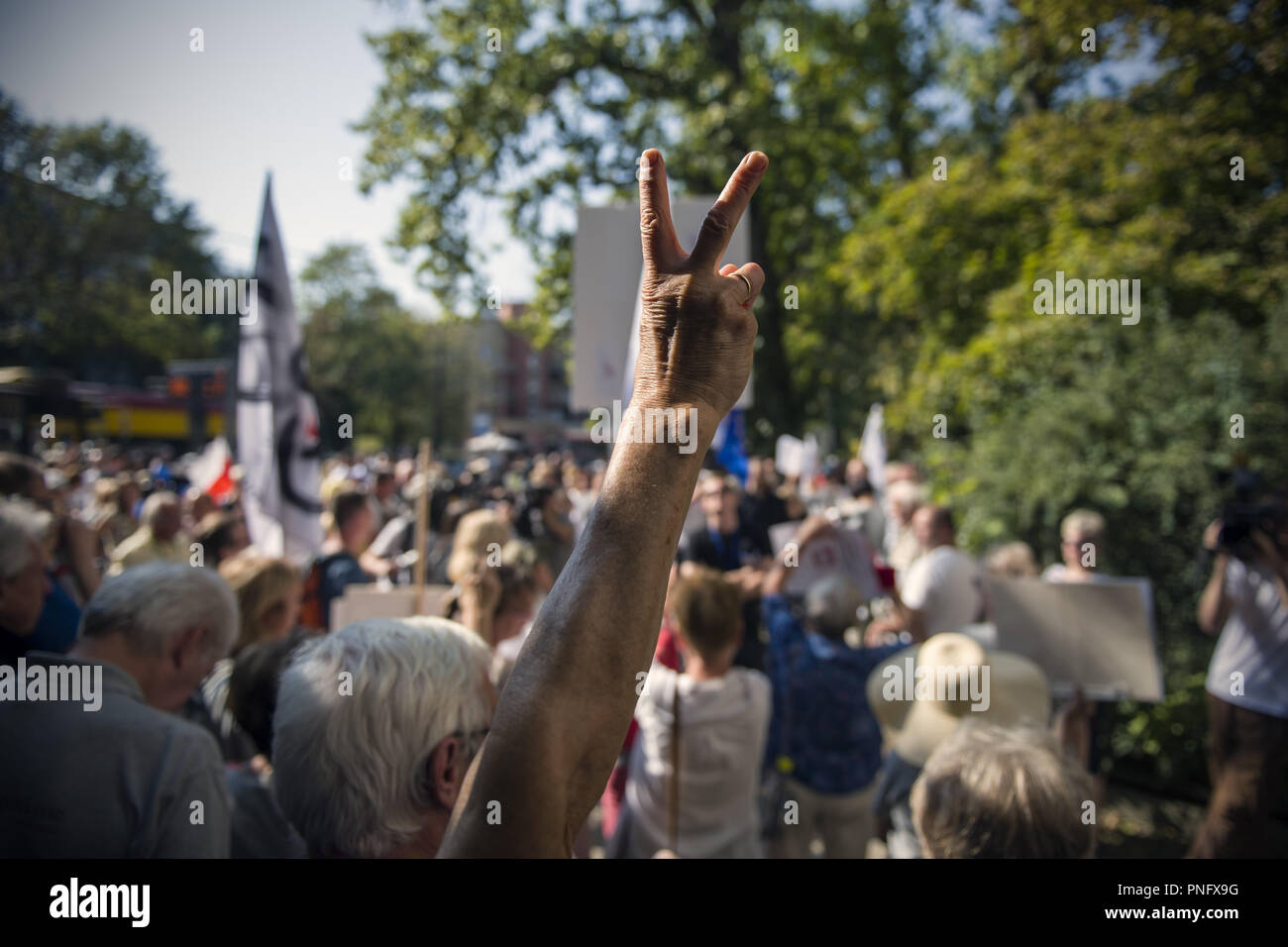 Varsovie, Mazowieckie, Pologne. Sep 21, 2018. Vu les personnes qui protestaient devant le siège du Conseil national de la magistrature.Le Réseau européen des Conseils de la justice a suspendu l'KRS Conseil judiciaire national polonais de son appartenance exprimé des réserves sur son indépendance à la lumière des dernières réformes judiciaires du gouvernement polonais. Certains de l'appareil judiciaire des représentants de diverses associations judiciaires critiqués publiquement les réformes. En réponse, le nouveau KRS a entrepris des procédures disciplinaires et de nombreux juges convoqués pour interrogatoire.Les manifestations ont eu lieu en dehors de l'KRS headqua Banque D'Images