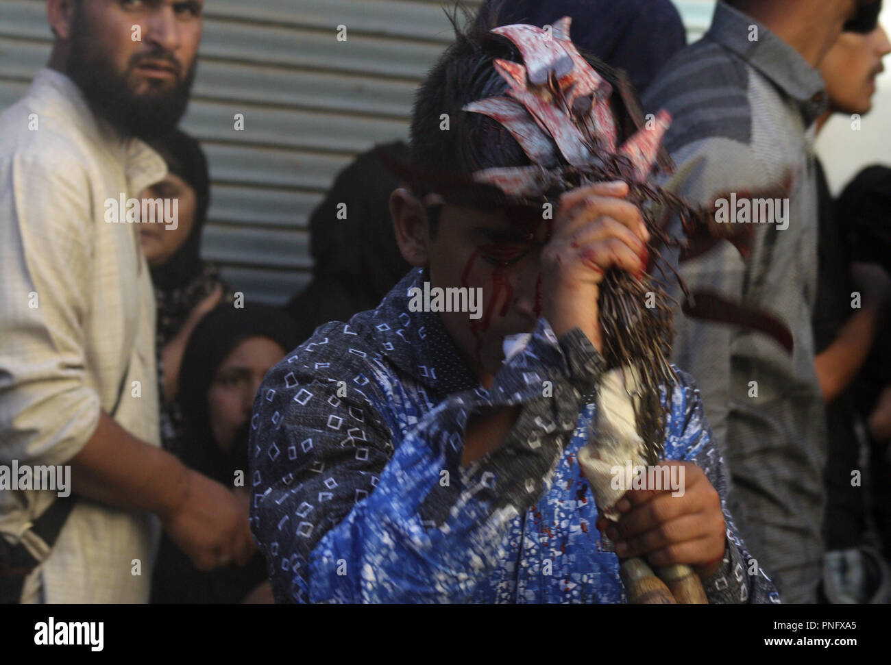 Srinagar, AU CACHEMIRE 21.septembre Cachemiris, musulman chiite lui-même avec les flagellés blades , au cours d'un rituel pour commémorer le martyre de l'Imam Hussein, le petit-fils du prophète Muhammad de l'Islam. Les musulmans chiites mark Ashura, le dixième jour du mois de Muharram pour commémorer le martyre de l'Imam Hussein, le petit-fils du Prophète Mohammed, lors de la bataille de Kerbala .Muharram Achoura et processions sur 8e ont été interdits de Srinagar à partir de début des années 90. Agir de l©Sofi Suhail/Alamy Live News Banque D'Images