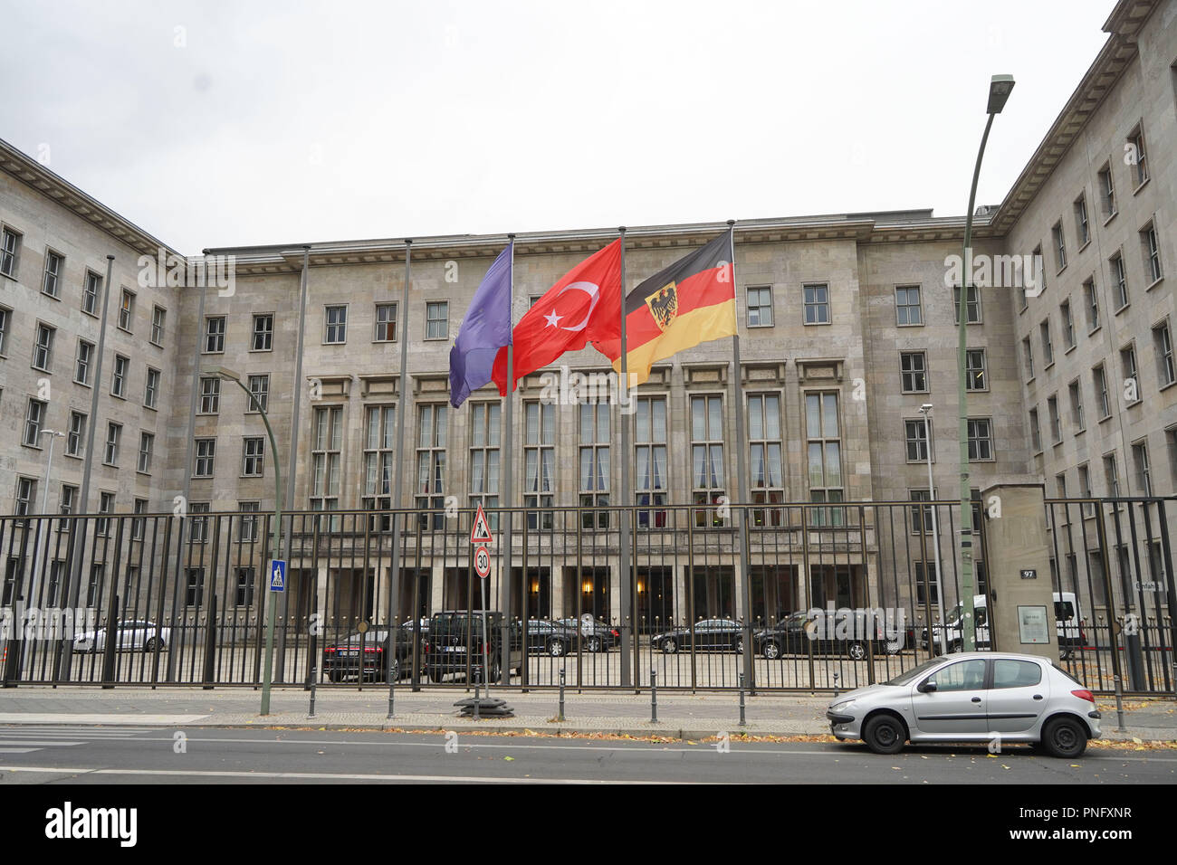 21 septembre 2018, Berlin : le drapeau turc, le drapeau européen et le drapeau allemand hissé devant le ministère fédéral des Finances. Le ministre des Finances turc Berat Albayrak est de visiter Berlin. Photo : Jörg Carstensen/dpa Banque D'Images