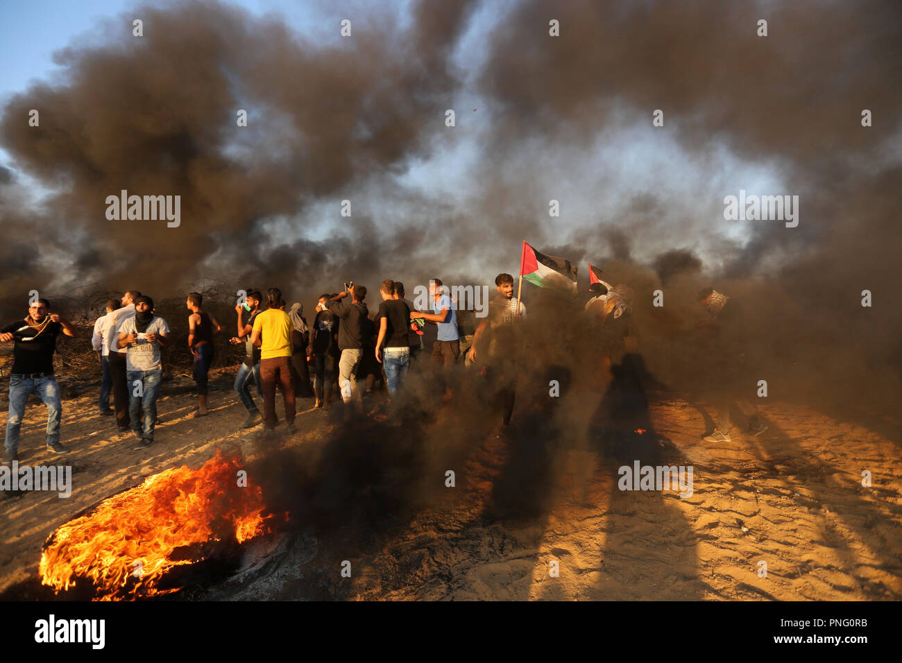 Khan Younis, dans la bande de Gaza, territoire palestinien. Sep 21, 2018. Des manifestants palestiniens se rassemblent lors d'affrontements avec les troupes israéliennes dans des tentes de protestation où les Palestiniens exigent le droit de retourner dans leur patrie à la frontière Israel-Gaza à Khan Younis, dans le sud de la bande de Gaza le 21 septembre, 2018 Crédit : Ashraf Amra/APA/Images/fil ZUMA Alamy Live News Banque D'Images