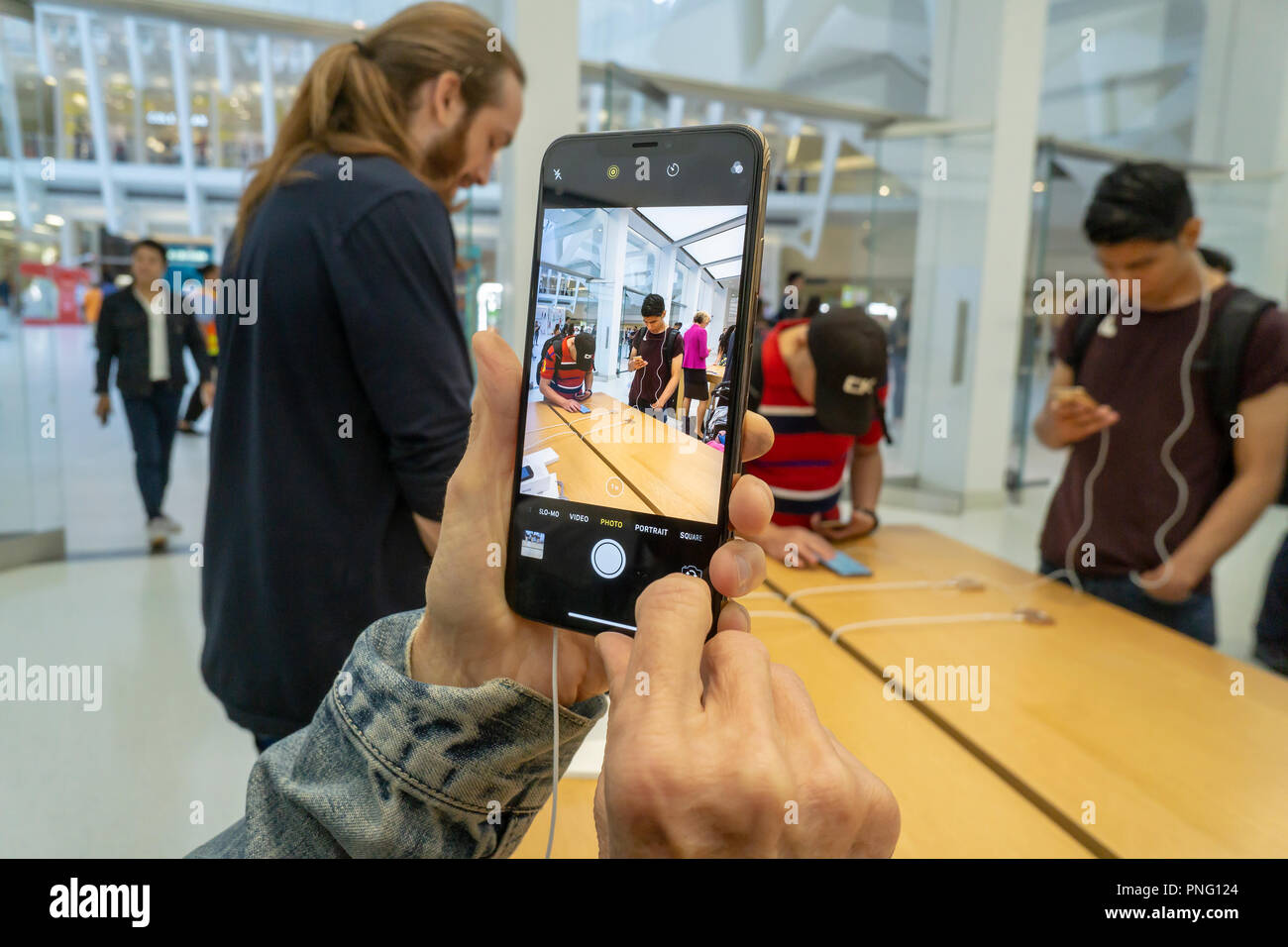 New York, USA. 21 septembre 2018. Un client dans l'Apple Store dans le centre de transports de WTC à New York essaie l'appareil photo dans le nouvel iPhone XS Max le vendredi 21 septembre 2018, le premier jour ils ont été mis en vente. Les nouveaux téléphones, bave très attendu par les aficionados de l'iPhone, vendre pour la rondelette somme de 999 pour les x et $1099 pour les X max avec le Max d'avoir un écran de 6,5 pouces. (Â© Richard B. Levine) Crédit : Richard Levine/Alamy Live News Crédit : Richard Levine/Alamy Live News Banque D'Images