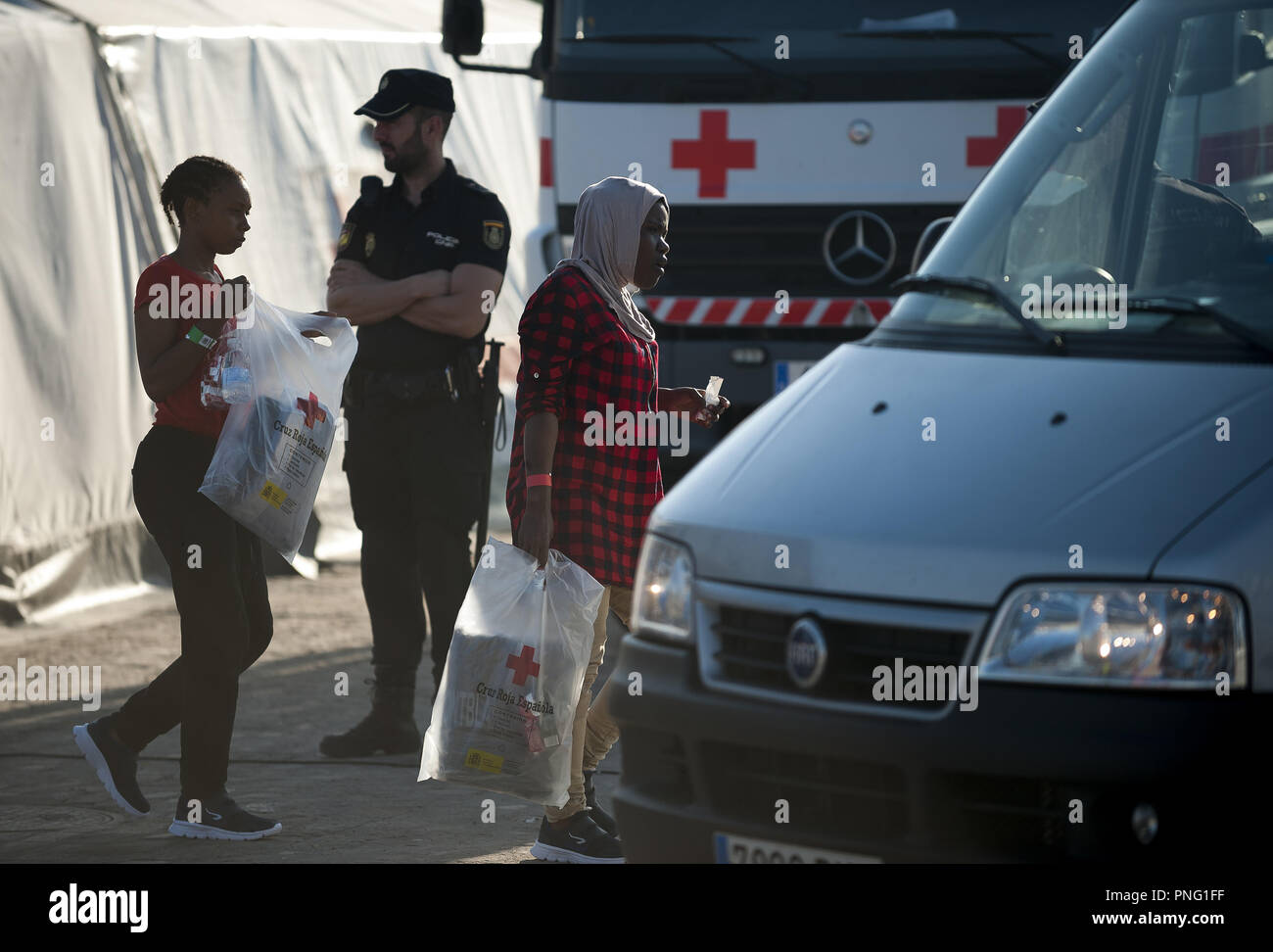 Malaga, Espagne. 21 sept 2018. . Les femmes migrantes vu monter dans un van après leur arrivée au Port de Malaga.L'espagnol pour la sécurité maritime a sauvé un total de 121 migrants à bord des canots de la mer Méditerranée et les a amenés au port de Malaga, où ils étaient assistés par la Croix-Rouge. Credit : Jésus Merida/SOPA Images/ZUMA/Alamy Fil Live News Banque D'Images