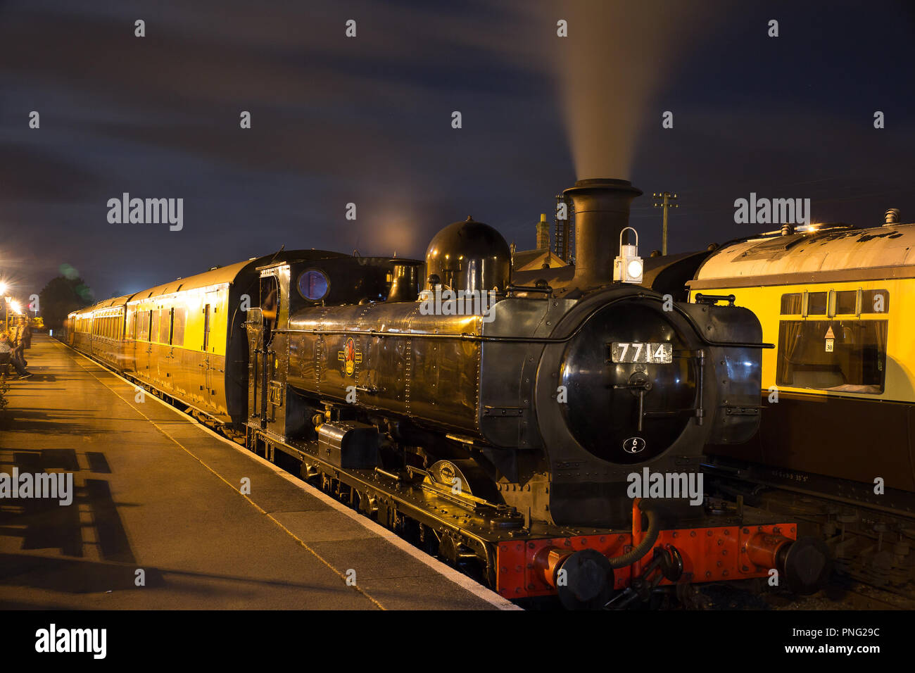 Kidderminster, UK. 21 Septembre, 2018. Plaisir à la Severn Valley Railway's Automne Gala Vapeur continue jusqu'à tard dans la nuit que les visiteurs de profiter pleinement du vaste soir calendrier l'exécution de ce soir et demain. Credit : Lee Hudson/Alamy Live News Banque D'Images