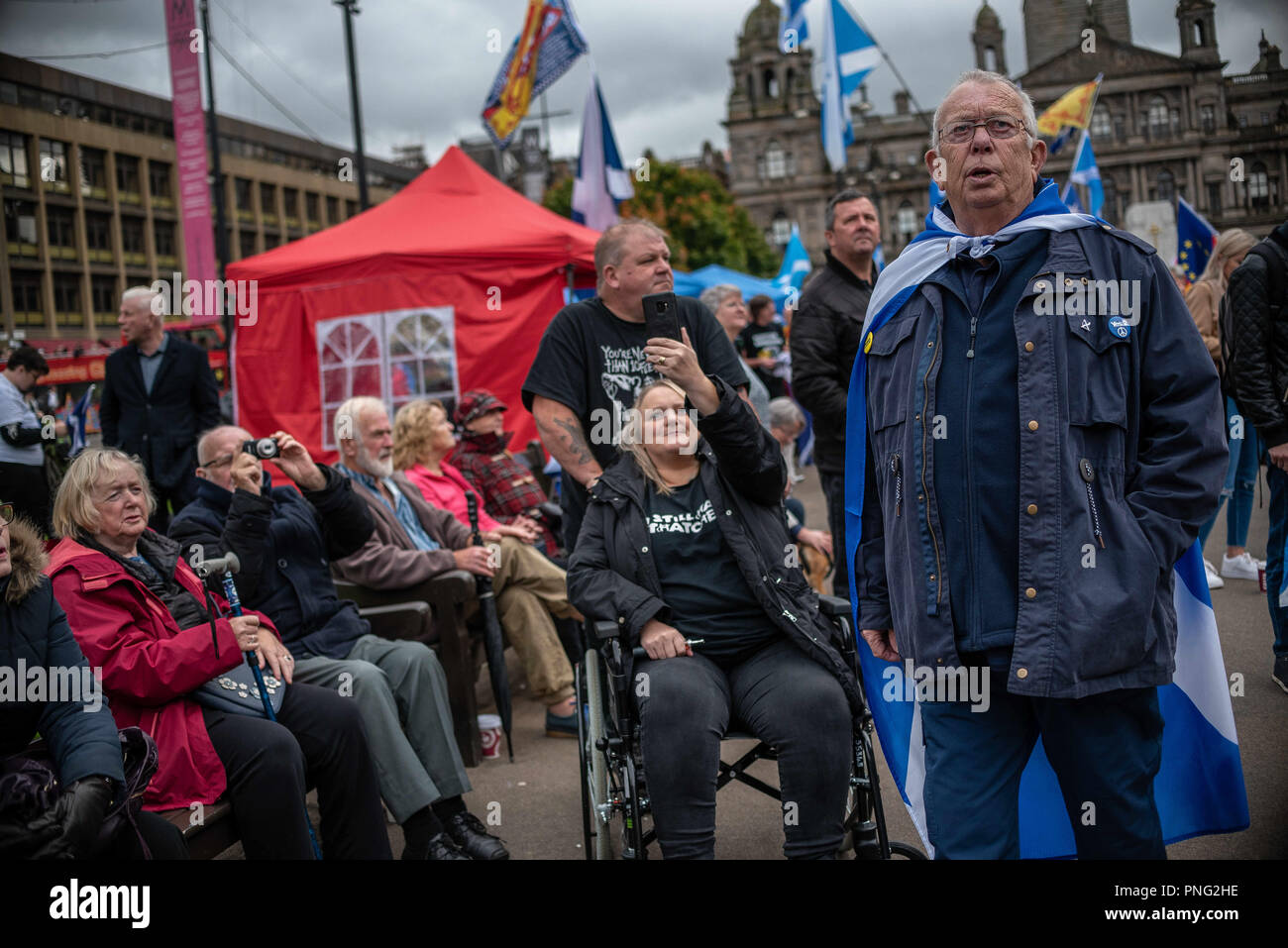 Glasgow, Renfrewshire, UK. 15 Sep, 2018. Un groupe de personnes est vu regarder un orateur sur scène à la place de la liberté pendant la manifestation.Des milliers de partisans de l'indépendance écossaise ont défilé à Glasgow dans le cadre de l'espoir sur la peur de protestation, comme la coalition vise à exécuter de tels cas jusqu'à ce que l'Ecosse est libre. Crédit : Stewart Kirby/SOPA Images/ZUMA/Alamy Fil Live News Banque D'Images