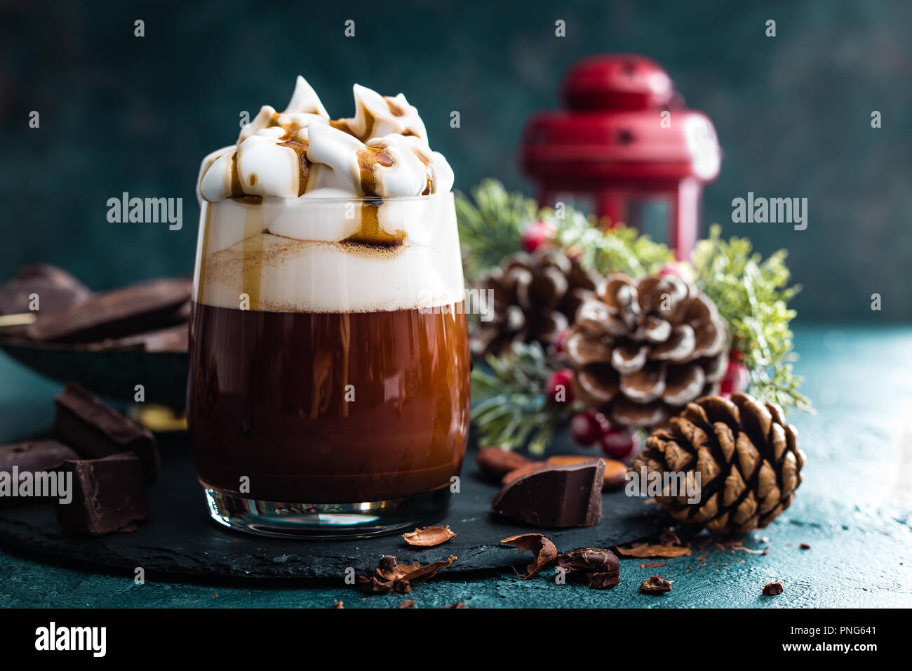 Chocolat chaud avec de la crème fouettée. Boisson au chocolat et les décorations de Noël Banque D'Images