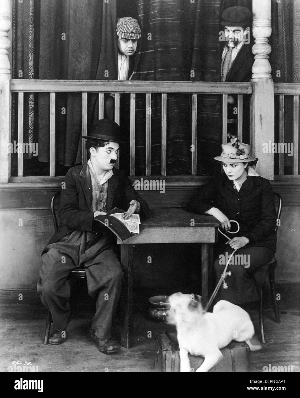 Film Original Titre : UNE VIE DE CHIEN. Titre en anglais : UNE VIE DE CHIEN. Année : 1918. Directeur : CHARLIE CHAPLIN. Stars : CHARLIE CHAPLIN, Edna Purviance. Credit : premier album / NATIONAL Banque D'Images