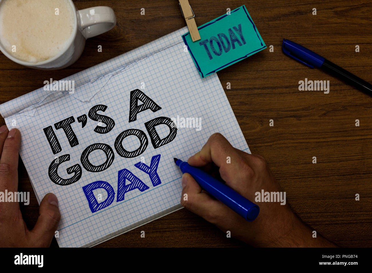 Notez par écrit indiquant qu'il s'agit d'une bonne journée. Photo d'affaires mettant en vedette Happy Time grande vibes parfait pour apprécier la vie belle main tenir la tasse de café pen blu Banque D'Images