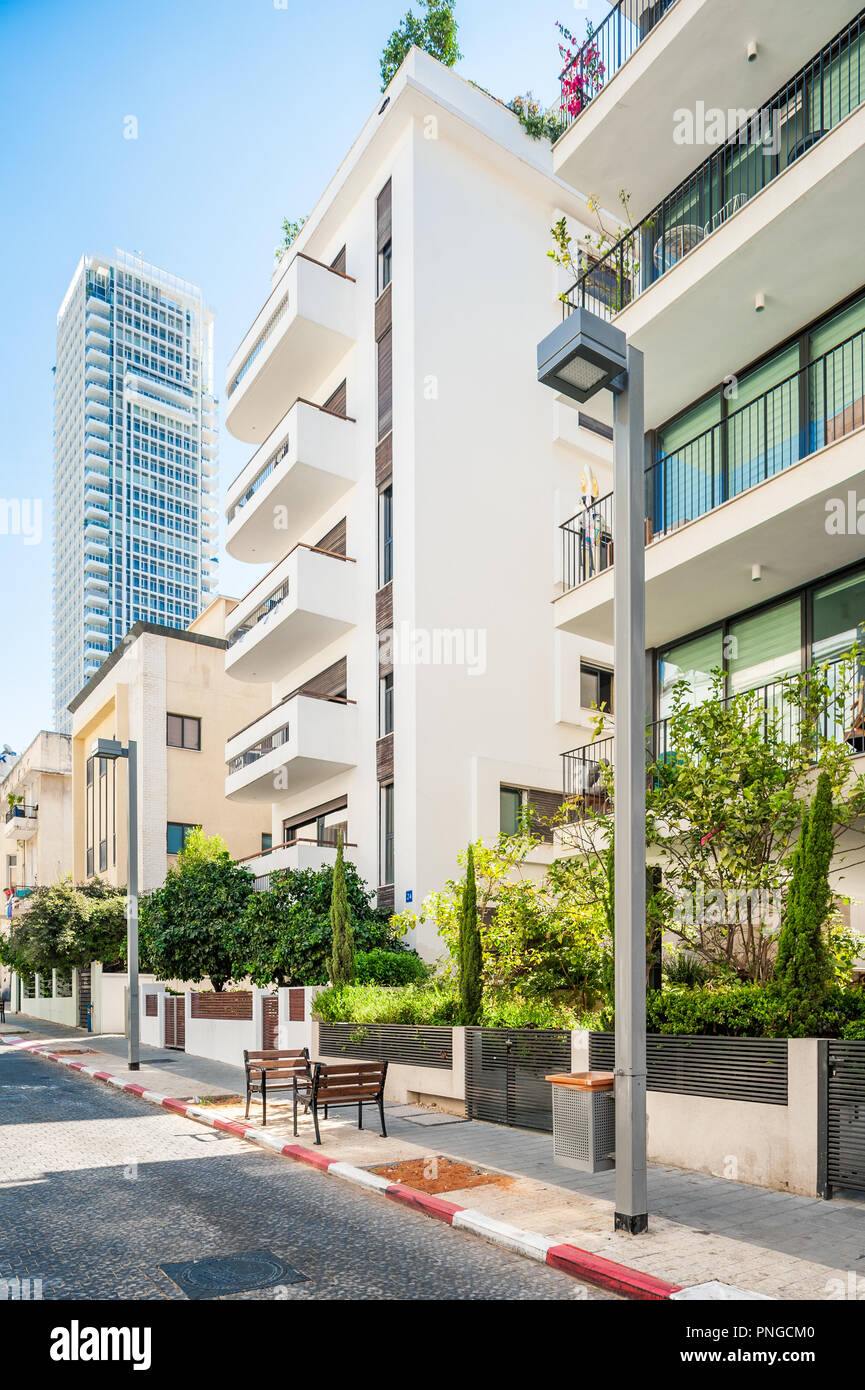 Israël, Tel Aviv - 8 septembre 2018 : bâtiment du Bauhaus sur Yavne street et Meier sur Rothshild gratte-ciel en arrière-plan Banque D'Images