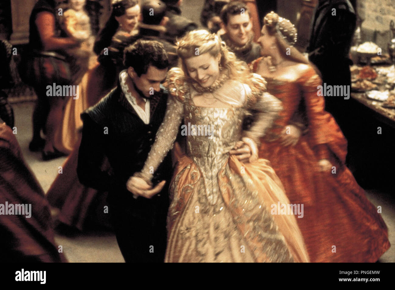 Titre original : SHAKESPEARE IN LOVE. Titre en anglais : SHAKESPEARE IN LOVE. Année : 1998. Réalisateur : John Madden. Stars : WILLIAM SHAKESPEARE ; Joseph Fiennes, Gwyneth Paltrow. Credit : UNIVERSAL PICTURES / Album Banque D'Images