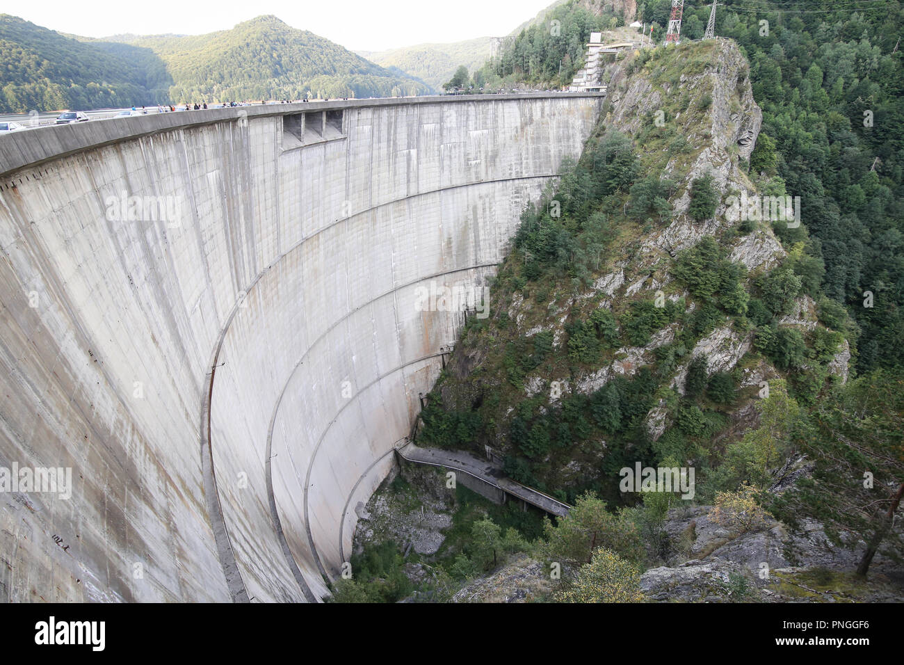 Barrage de Vidraru dans le centre de la Roumanie. Il a été achevé en 1966 sur l'Arges River et le lac Vidraru crée Banque D'Images