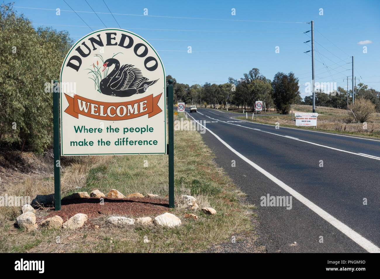 Le panneau de la commune sur l'autoroute pour Dunedoo Castlereagh NSW Australie doté d'un cygne noir. Banque D'Images