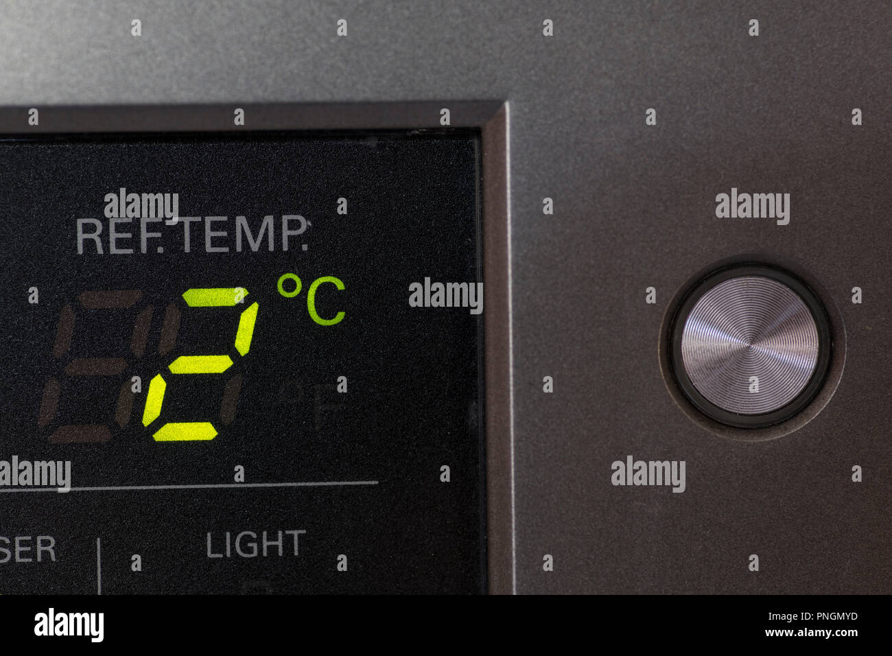 Réfrigérateur Panneau de commande numérique avec la température du réfrigérateur à  +2 degré Celsuis et le bouton poussoir pour le contrôler. Banque D'Images