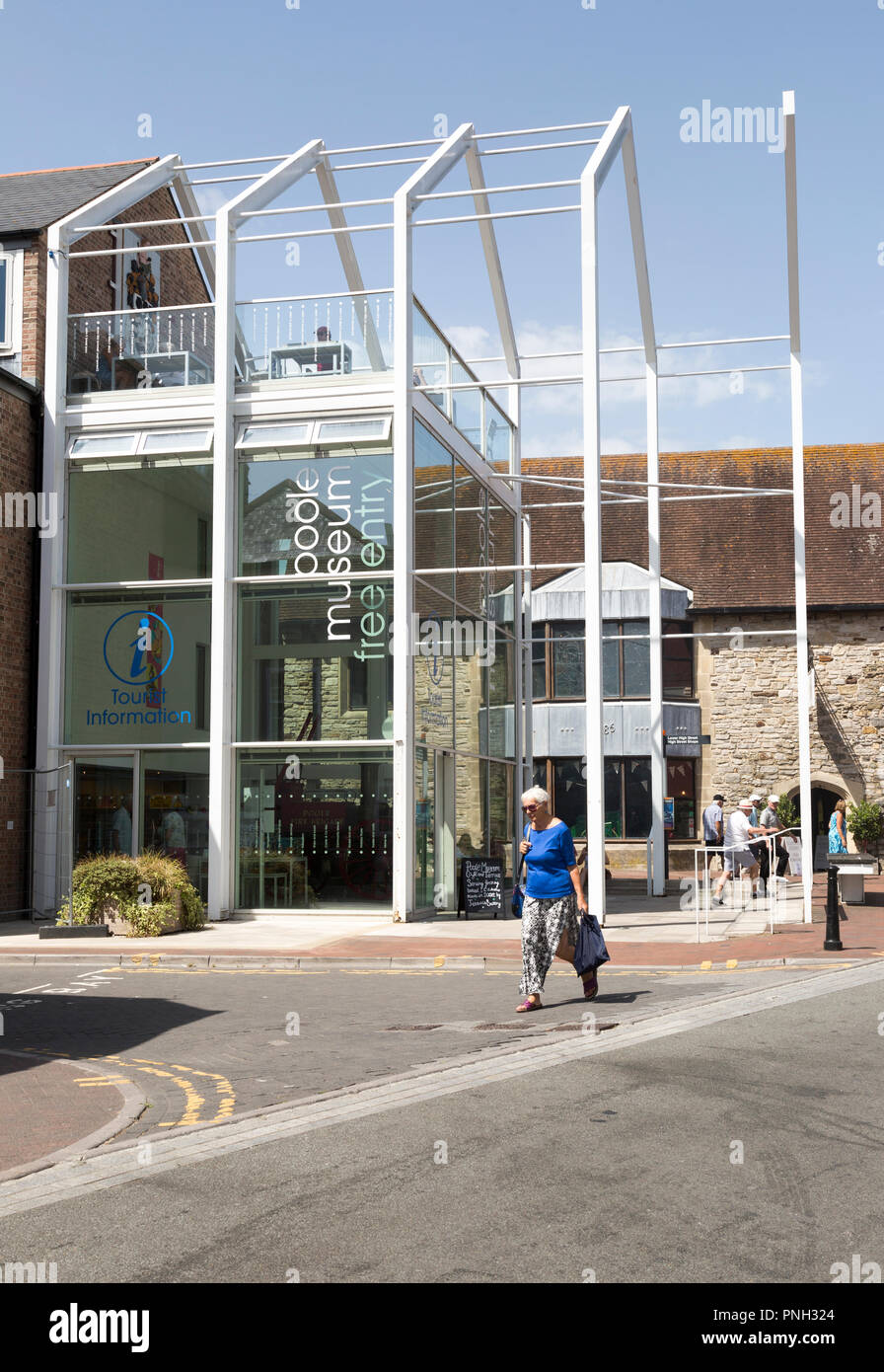 Musée de Poole et de l'office de tourisme de façade en verre moderne, Poole, Dorset, England, UK Banque D'Images