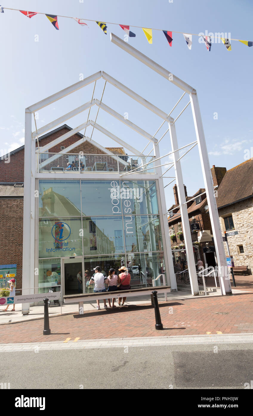 Musée de Poole et de l'office de tourisme de façade en verre moderne, Poole, Dorset, England, UK Banque D'Images
