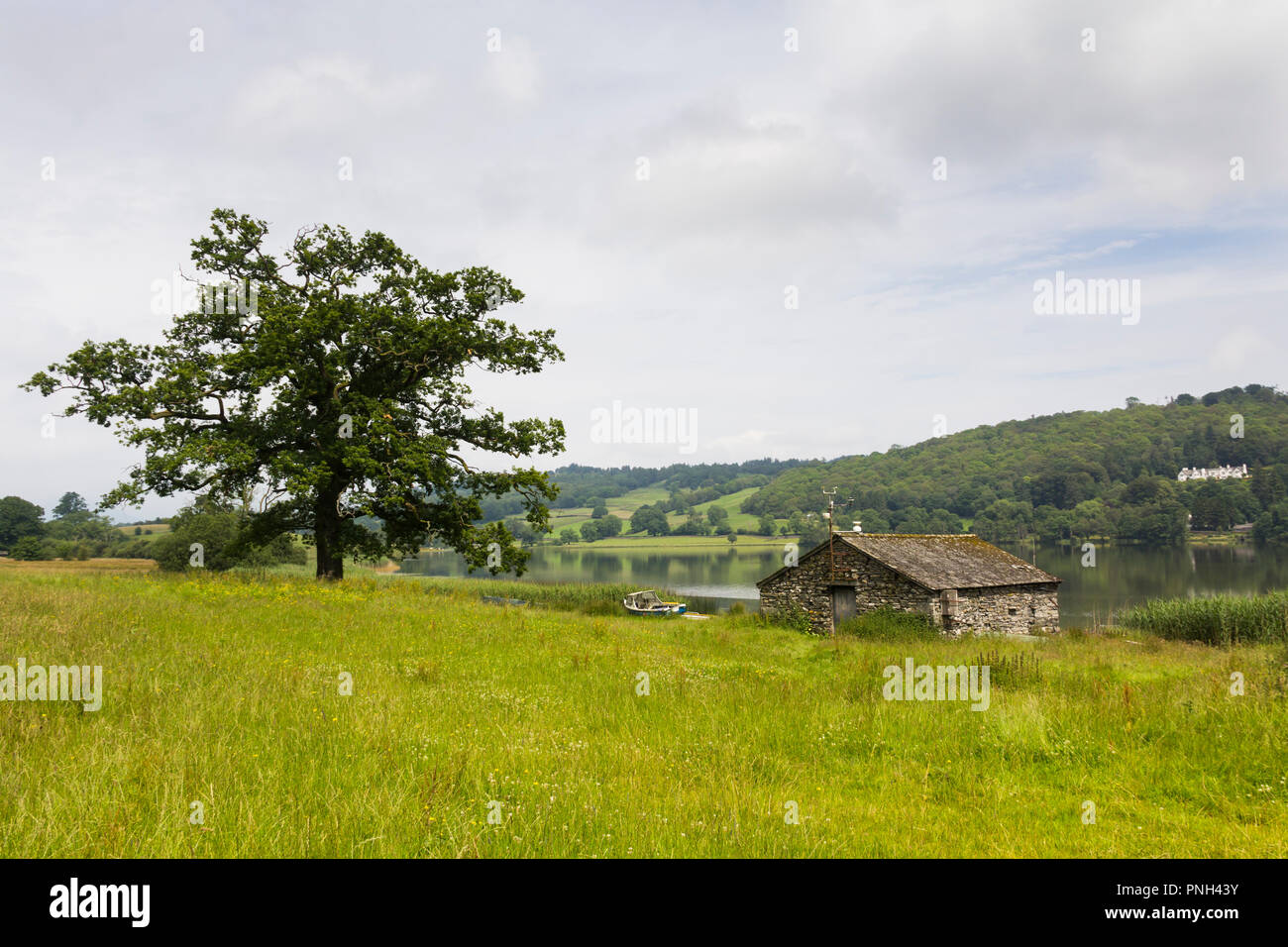 Construit en pierre d'un hangar à bateaux sur la rive ouest du lac d''Esthwaite Water dans le Lake District Anglais, à une courte distance de Hawkshead à l'auberge de jeunesse. Banque D'Images