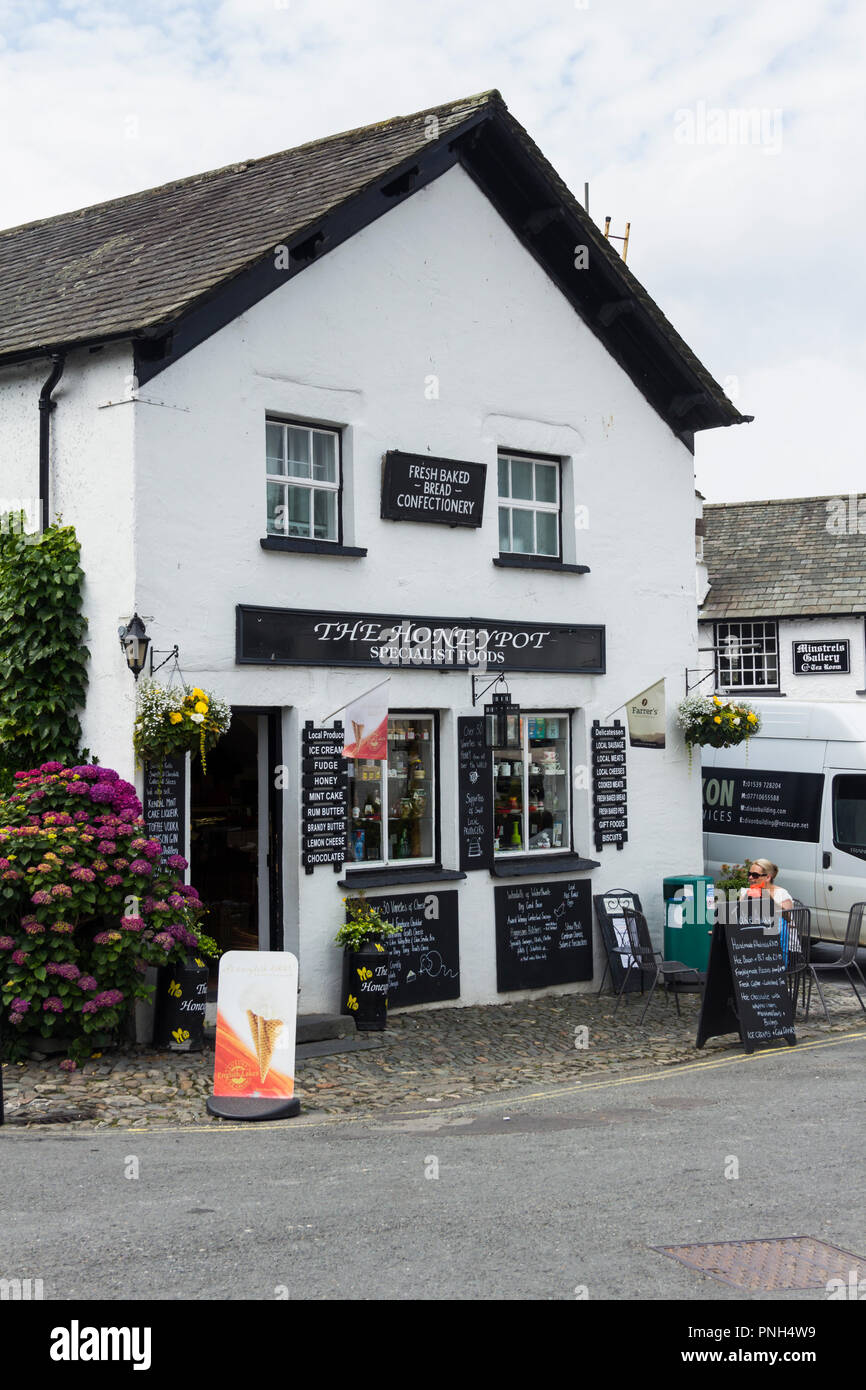 Le miel est aliments Spécialiste du shopping à Hawkshead, Cumbria. Les sources de fabrication de petits producteurs locaux de miel, confitures, chutneys, viandes cuites Banque D'Images