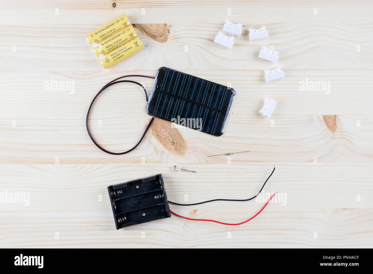 Kit solaire avec diode LED rechargeables, d'autres composants d'ANF sur table en bois Banque D'Images