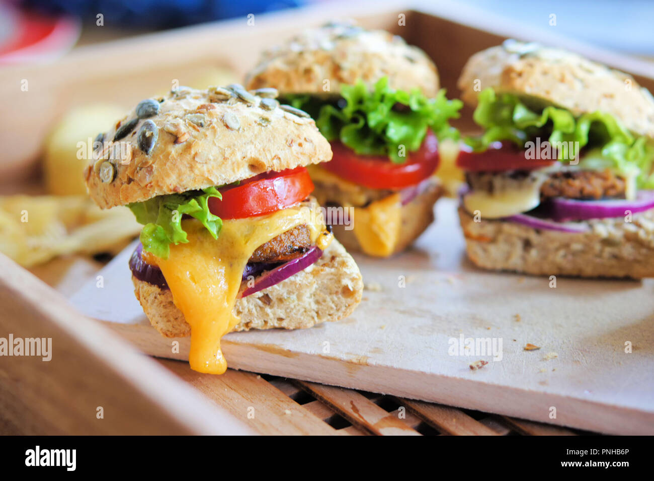 Plusieurs petits curseurs cheeseburger fabriqués à partir de galettes de ver. Les burgers sont faits d'insectes les vers Buffalo, qui sont les larves de l'darkling Banque D'Images