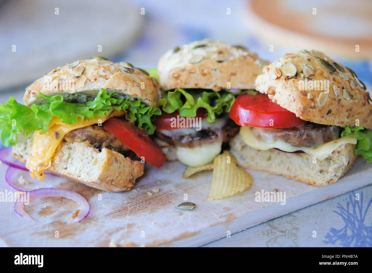 Plusieurs petits curseurs cheeseburger fabriqués à partir de galettes de ver. Les burgers sont faits d'insectes les vers Buffalo, qui sont les larves de l'darkling Banque D'Images