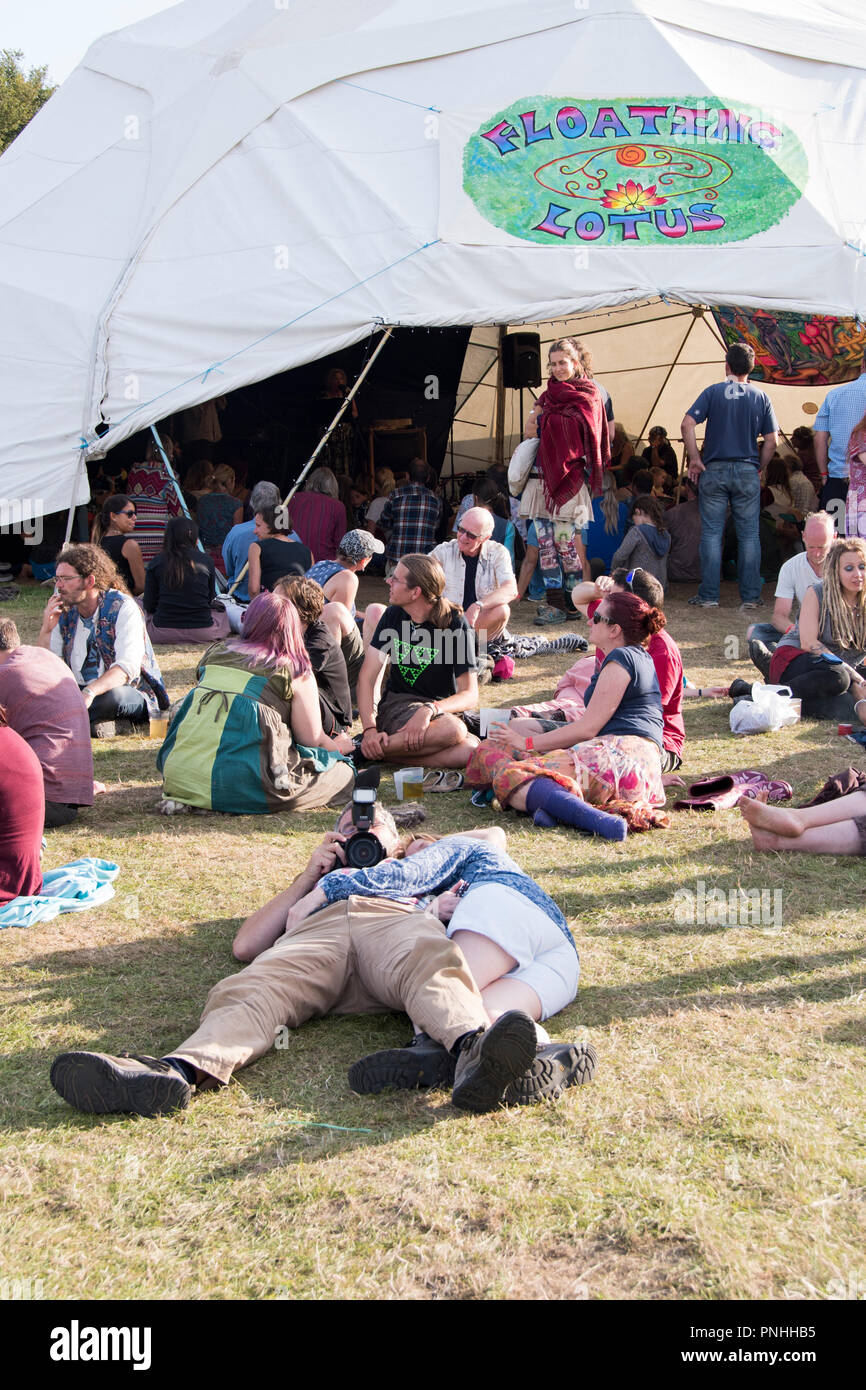 Les amateurs de festival qui apprécient un verre dans un hamac dans le Coca- Cola partagent une zone de coke Party pod, au V Festival à Hylands Park à  Chelmsford, Essex Photo Stock -