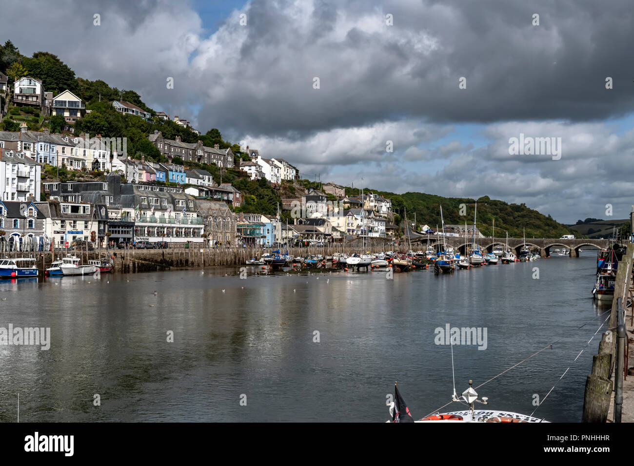 LOOE, Cornwall, England, UK - 10 septembre 2018 : La ville de Looe dans l'estuaire de marée haute avec les bateaux de pêche et yachts. Looe un port de pêche très populaire Banque D'Images