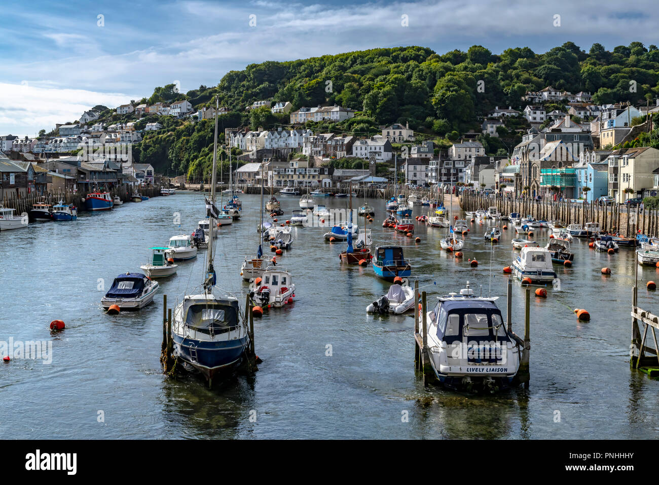 LOOE, Cornwall, England, UK - 10 septembre 2018 : La ville de Looe dans l'estuaire de marée haute avec les bateaux de pêche et yachts. Looe un port de pêche très populaire Banque D'Images