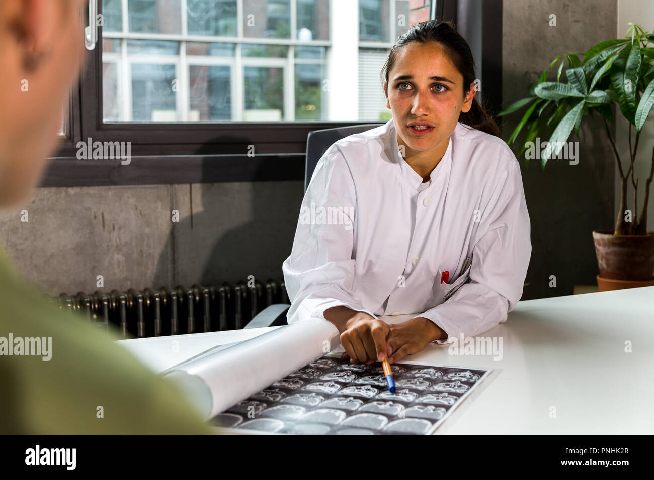 Jeune Indien doctor CT scan avec une patiente. Plan moyen. Banque D'Images