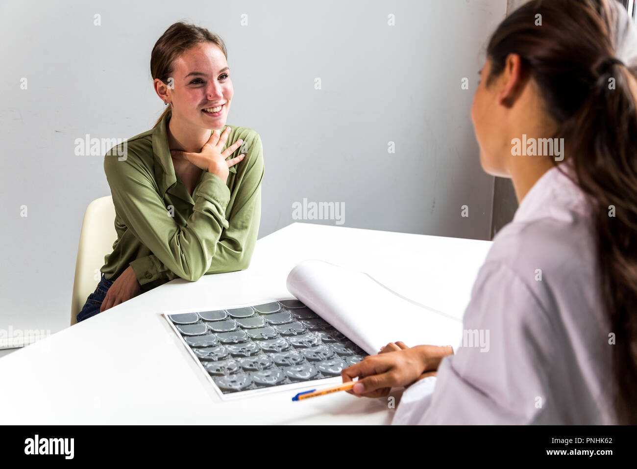 Patient smiling at doctor x-ray. Banque D'Images