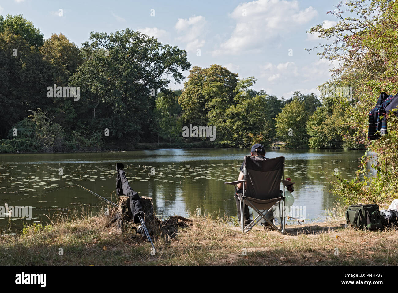 Pêcheur sur un lac à côté de la nidda river dans la région de Frankfurt am Main, Allemagne. Banque D'Images