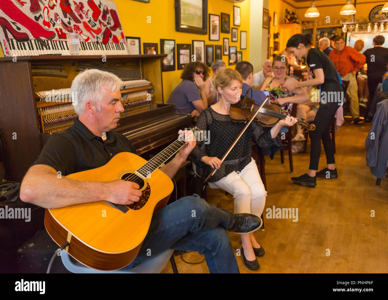MABOU, île du Cap-Breton, Nouvelle-Écosse, Canada - la musique folklorique à la chaussure rouge Pub. Banque D'Images