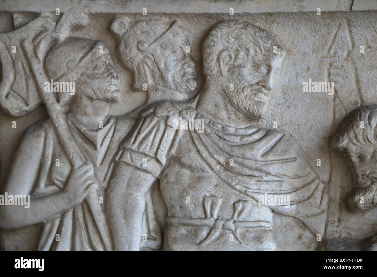 L'Italie. Pise. Campo Santo. Sarcophage en pierre. Relief d'un officier romain avec un prisioner. L'époque impériale romaine. Banque D'Images