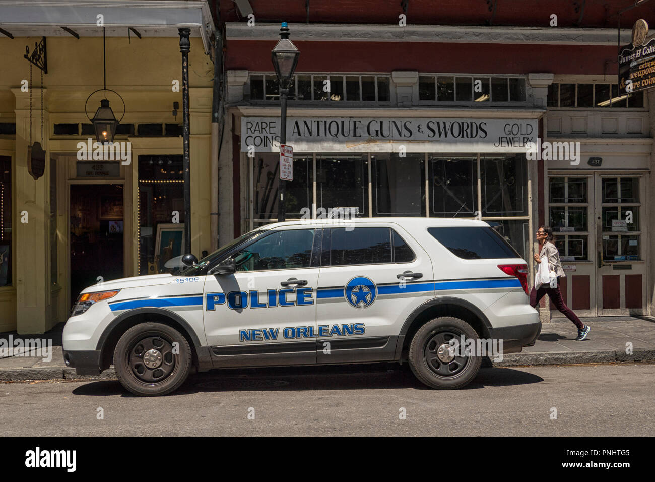 New Orleans City Police voiture est garée dans une rue dans le quartier français à la Nouvelle-Orléans, Louisiane, Etats-Unis Banque D'Images