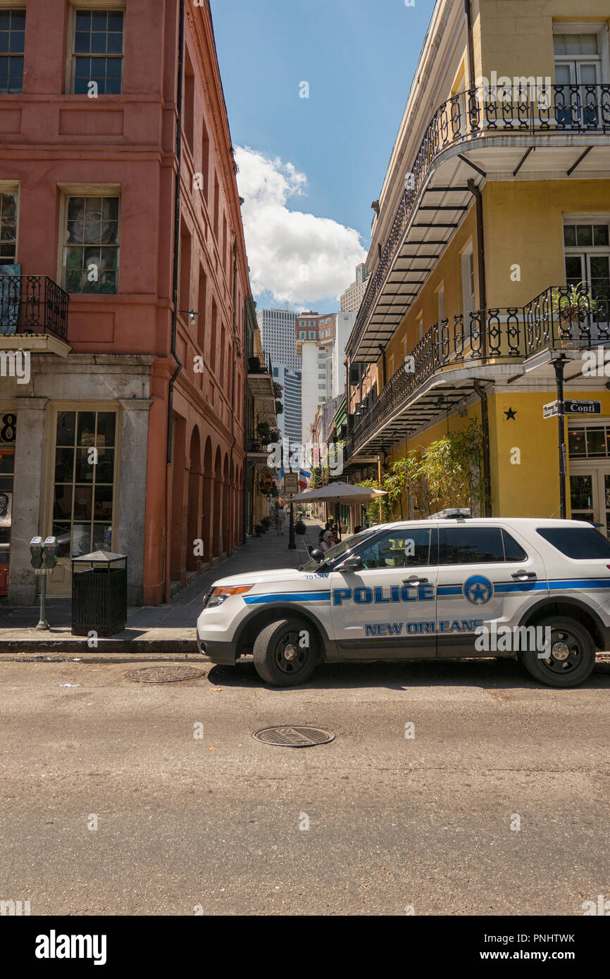 New Orleans City Police voiture est garée dans une rue dans le quartier français à la Nouvelle-Orléans, Louisiane, Etats-Unis Banque D'Images