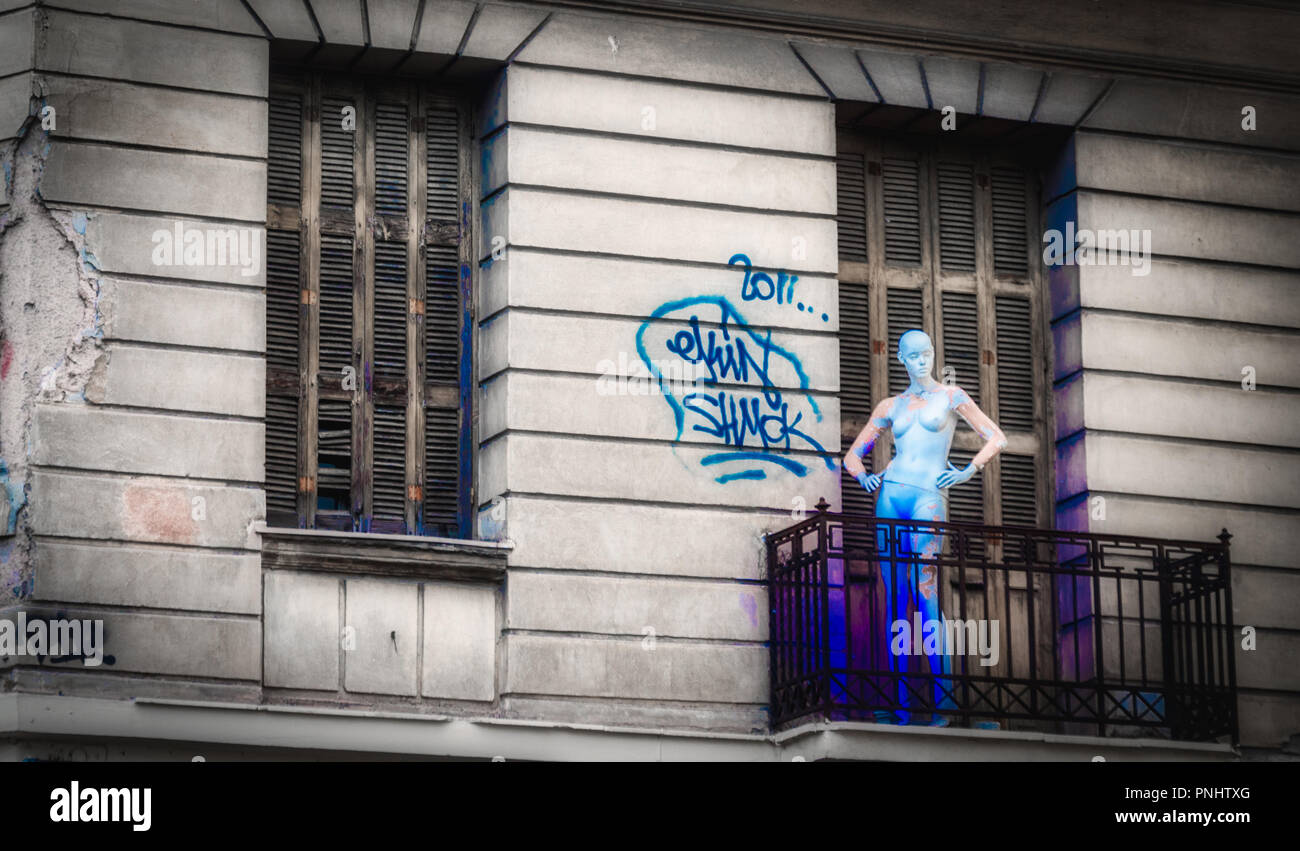 Manikan peint sur un 2ème étage avec balcon et peinture mauve bleu Banque D'Images