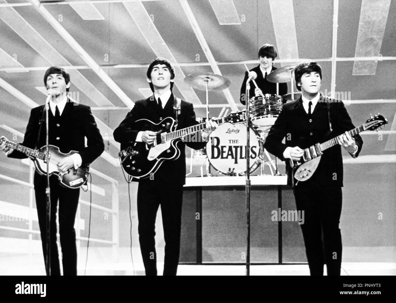 Effectuer les Beatles au Ed Sullivan Show, à New York, février 1964 devant un auditoire de la télévision de 73 millions de dollars. Banque D'Images