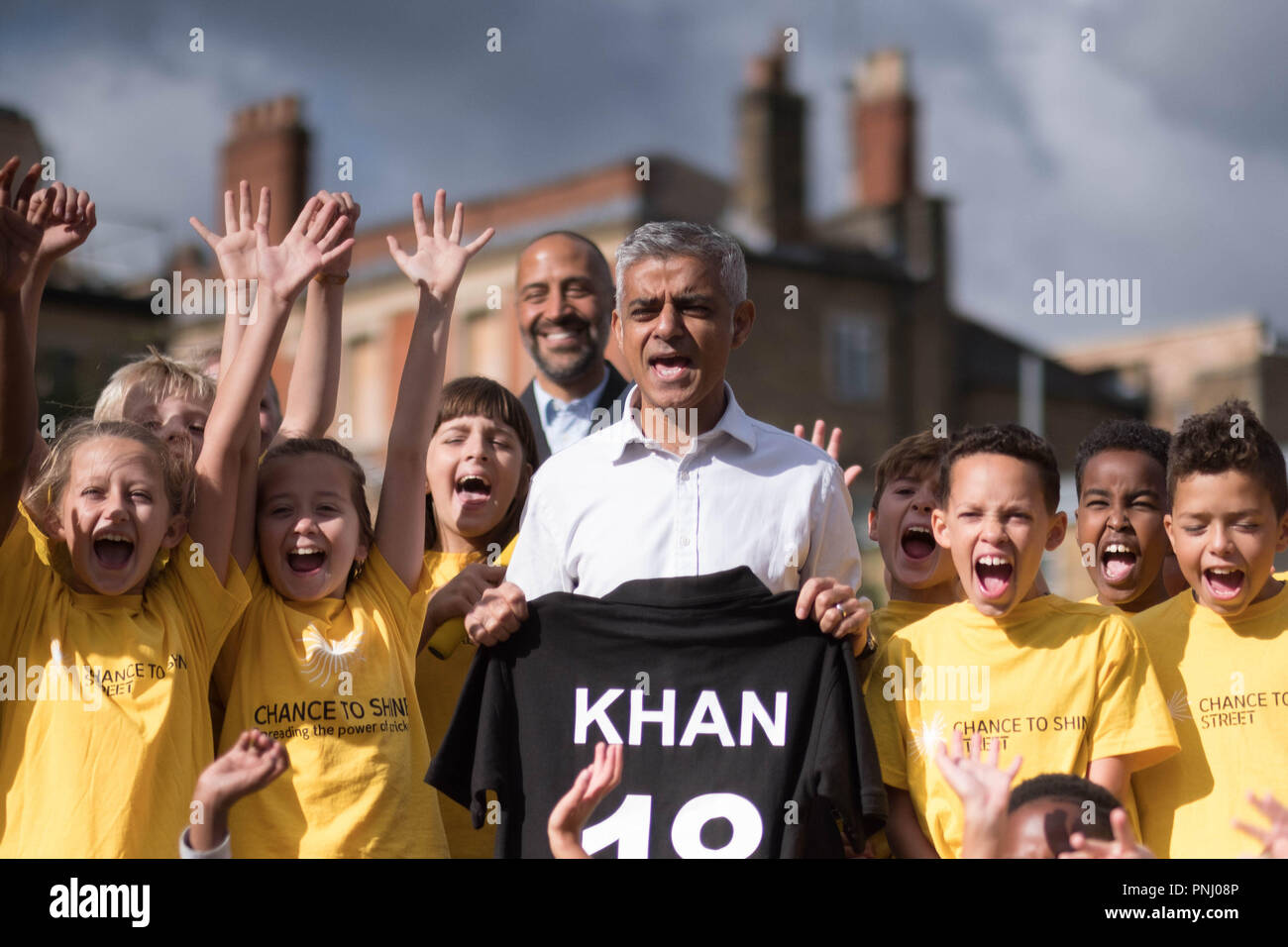 Maire de Londres Sadiq Khan (centre) prend part à une session de cricket de la rue Grafton primary school à Islington, au nord de Londres, comme il l'a annoncé &pound;2,6M de financement à 36 régimes, bénéficiant de près de 10 000 jeunes londoniens, de son &pound;45m Les jeunes Fonds londoniens. Banque D'Images