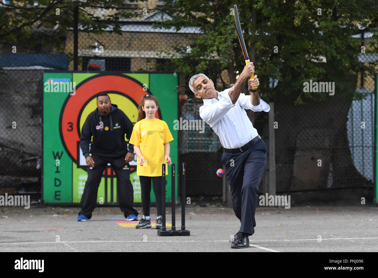Maire de Londres Sadiq Khan prend part à une session de cricket de la rue Grafton primary school à Islington, au nord de Londres, comme il l'a annoncé &pound;2,6M de financement à 36 régimes, bénéficiant de près de 10 000 jeunes londoniens, de son &pound;45m Les jeunes Fonds londoniens. Banque D'Images